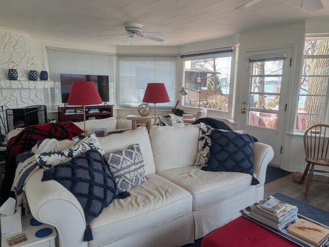 Building Photo - 1415 S Shore Dr