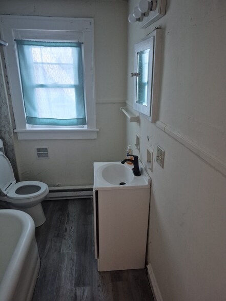 Building Photo - 904 Ash St