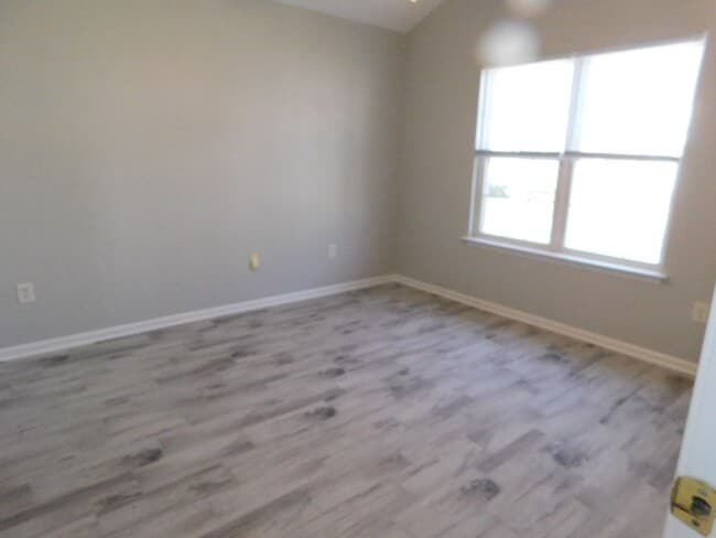 Building Photo - Nice 3 bed 2 bath home