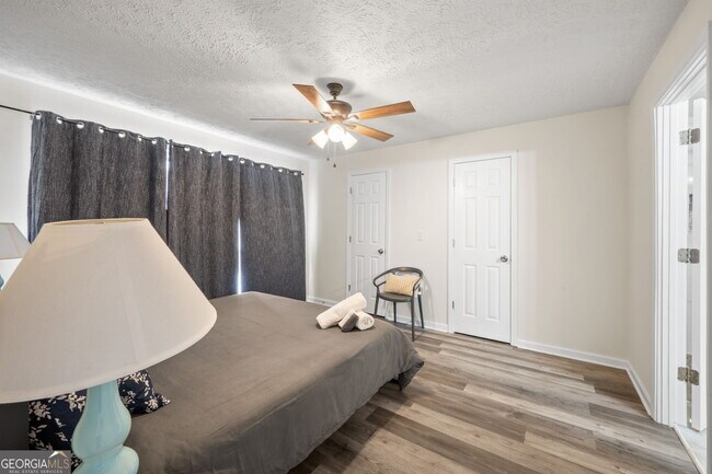 Building Photo - 1954 Woodbine Terrace NE