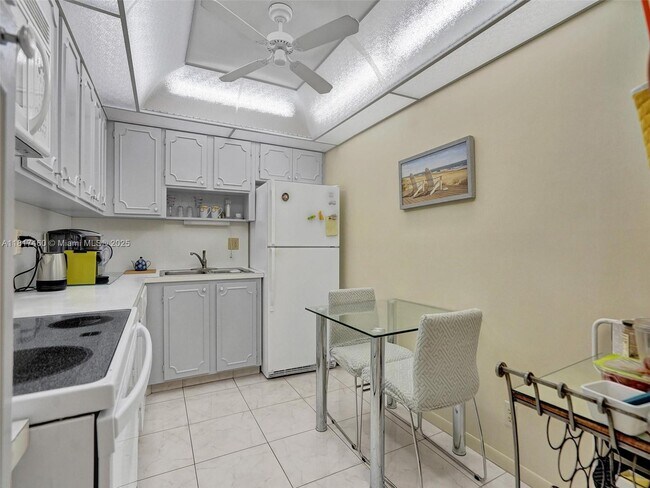 Building Photo - 3113 S Ocean Dr
