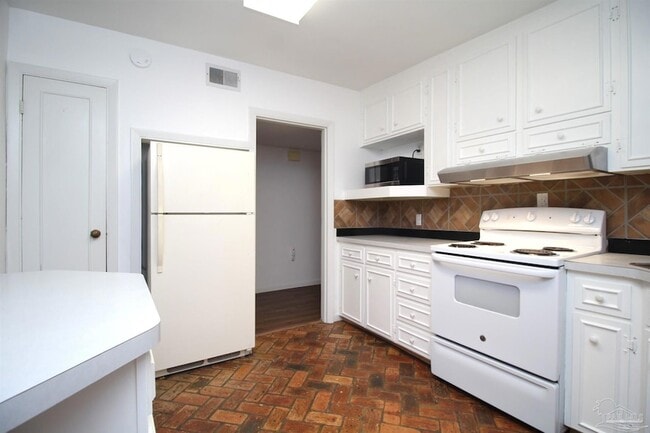 Building Photo - 3875 Arbutus Dr