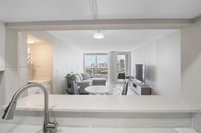Building Photo - 1717 N Bayshore Dr