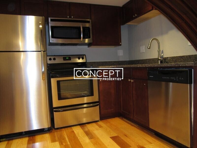 Building Photo - 17 Bow St