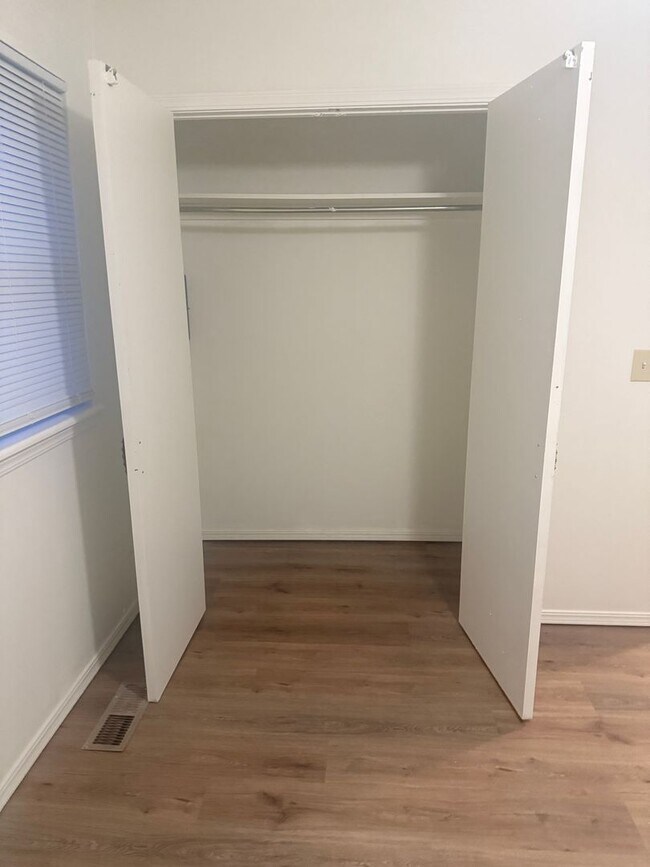 Building Photo - 735 Willow Run