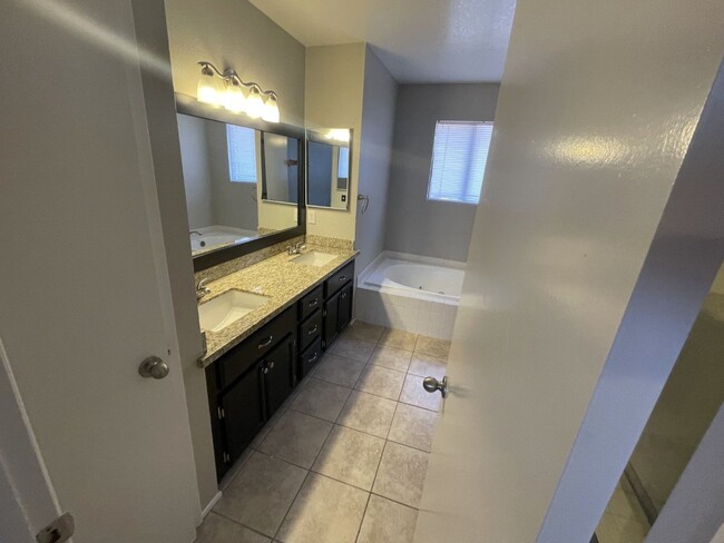 Building Photo - 3 Bed/ 2.5.Ba 2 story townhome , Gated Com...