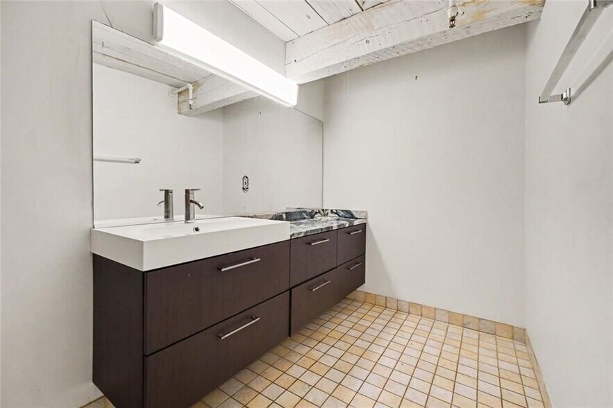 Building Photo - 644 Wells St SW