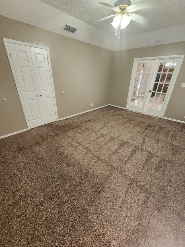 Building Photo - 3 bed 2 bath home, 2 car garage, 2 living areas!