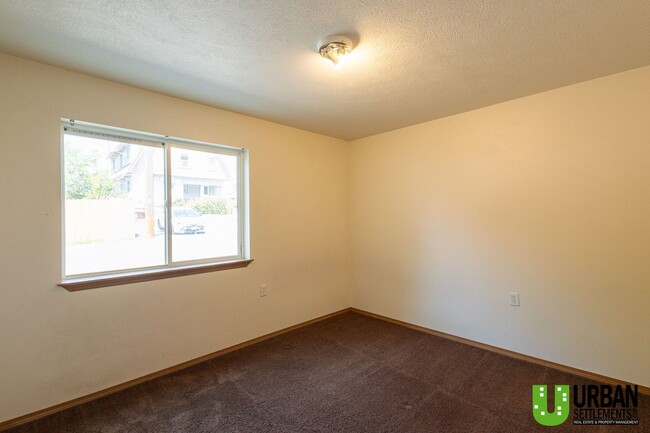 Building Photo - Great 4bd/2bth, nice location