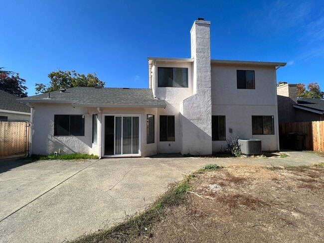 Building Photo - Newly Renovated 4 Bed, 3 Bath Home