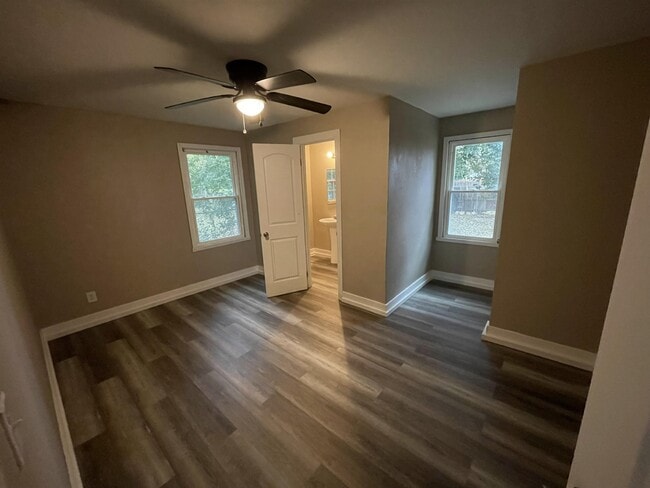 Building Photo - 815 N Commander St