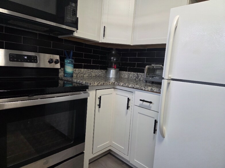 Building Photo - 5 Central St