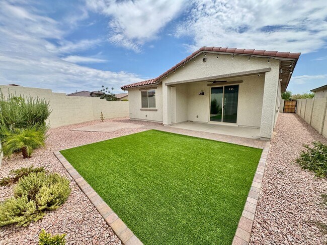 Building Photo - Beautiful 3 Bedroom 2 Bath Single Level Newer Built Home In Litchfield Park! Has Solar!