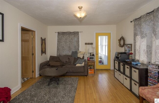 Building Photo - AVAILABLE JUNE 1ST- Terrific 3 Bed 2 Bath w/ Lake Views