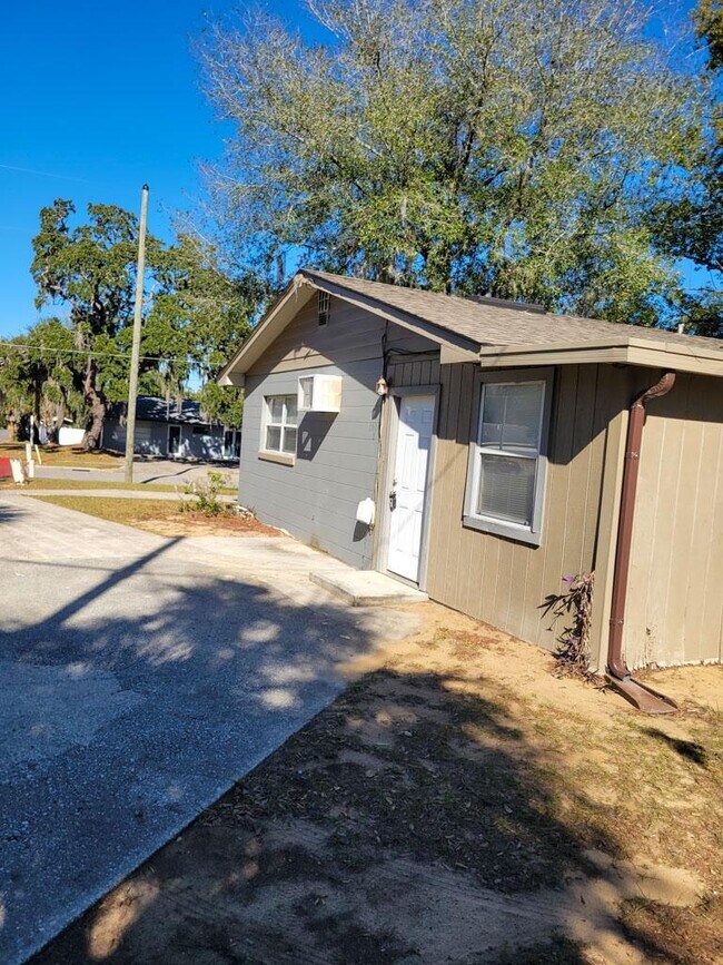 Building Photo - 1000 E Magnolia Ave