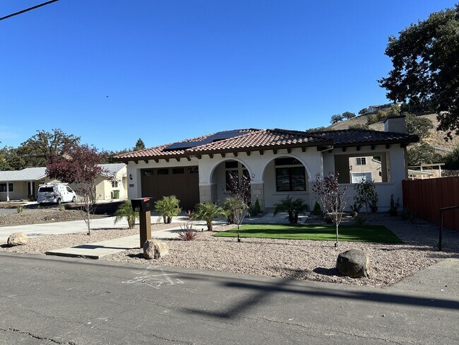 Building Photo - Gorgeous 3 Bedroom, 2 Bath Home in Rural Danville Setting