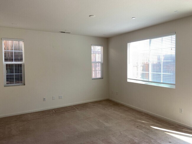Building Photo - Close to Folsom High School! - 3 Bdrm, 2.5 bath