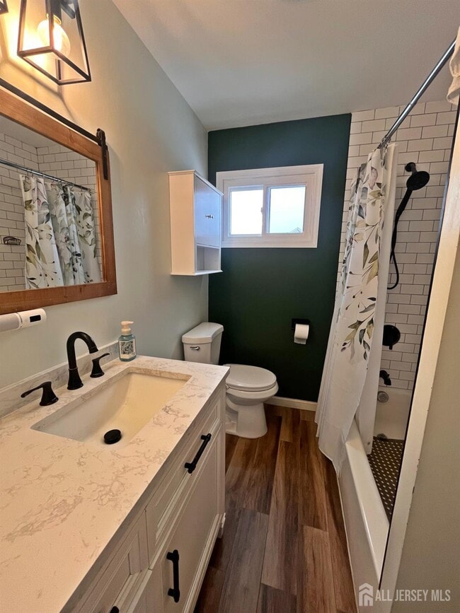 Building Photo - 100 Pinetree Dr