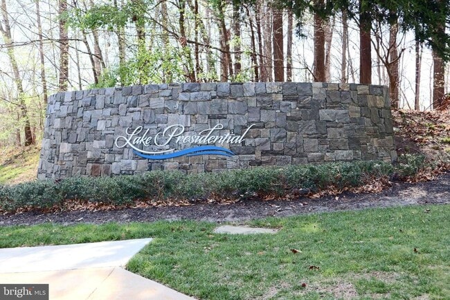 Building Photo - 2716 Lake Forest Dr