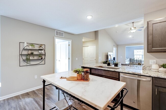 Building Photo - 25 Glade Lp