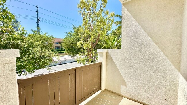 Building Photo - Beautiful, Newer, Townhome with Attached 2...