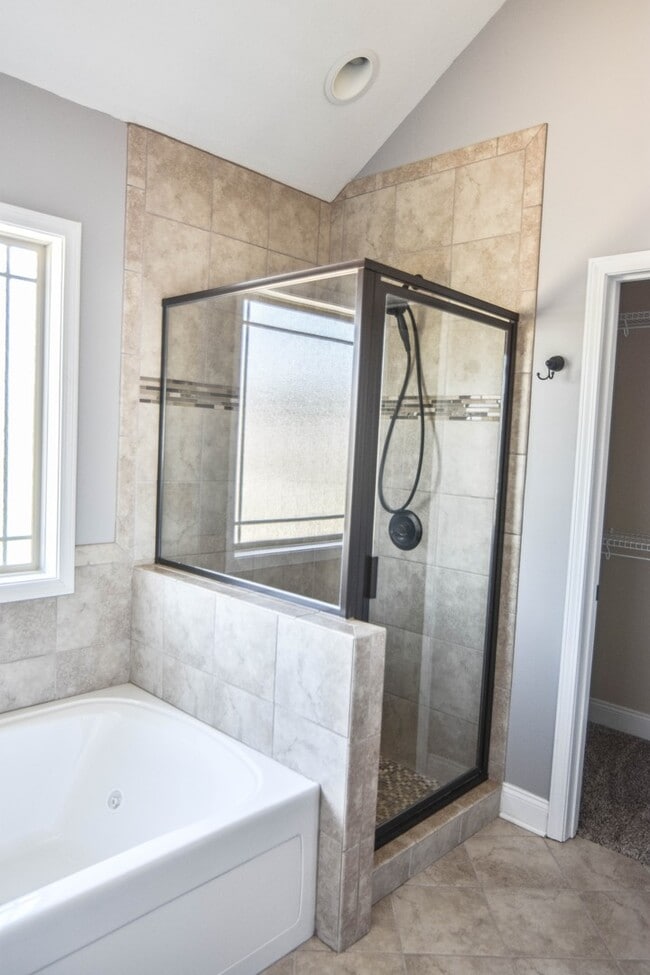 Building Photo - Dog Friendly Three Bedroom in Rossview!