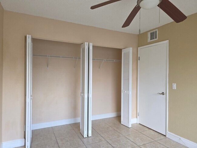 Building Photo - 1542 Lake Crystal Dr