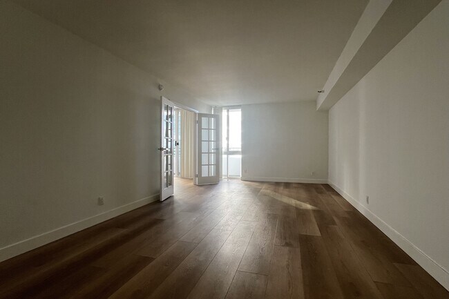 Building Photo - 10390 Wilshire Blvd