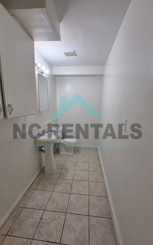 Building Photo - 7000 Longstreet Dr