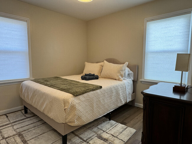 Second Bedroom - Queen Size Bed - 170 Brookfield Rd