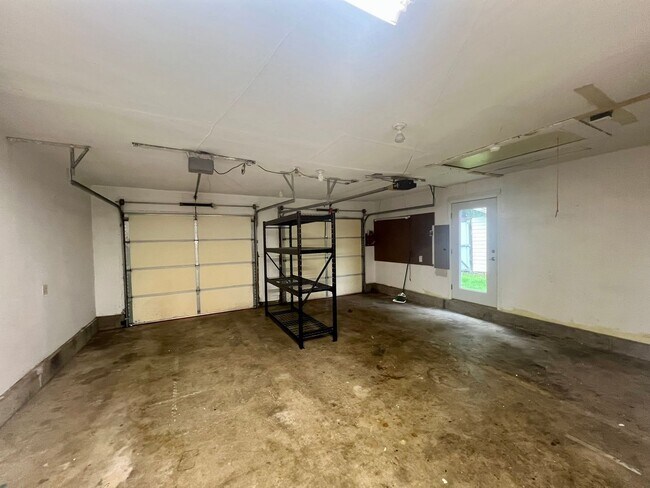 Building Photo - Private Westside 3 BD+Den