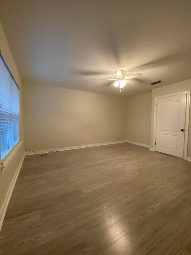 Building Photo - 417 Twin Lakes Ln