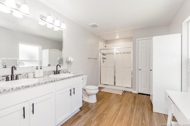 Building Photo - 5940 NW Pine Trail Cir