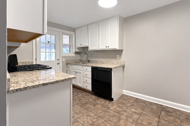 Building Photo - Spacious 3 Bedroom Home | Central AC | Finished Basement | Parking