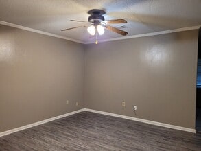 Building Photo - 2 bed / 1 bath apartment