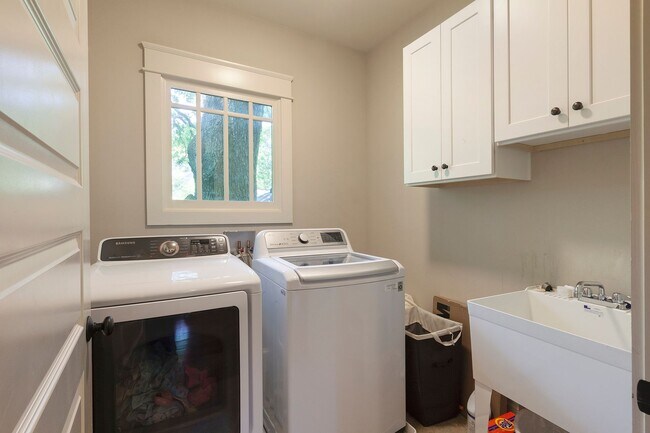 Building Photo - Beautiful 4/4 Plus Office, 4 Blocks From E...