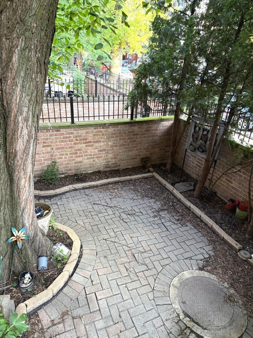 Building Photo - 646 W Belden Ave