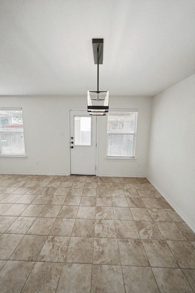 Building Photo - Stylish 3BR + Flex Home with Solar Near Randolph AFB - Realtor Commission: $500