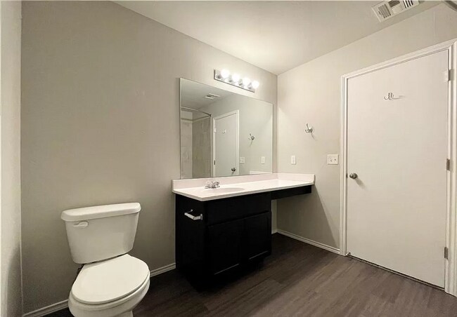 Building Photo - Beautiful 3-Bedroom Home with Easy Access ...