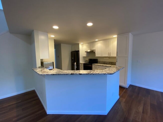 Building Photo - Clean 3 bed well-maintained & pet free hom...