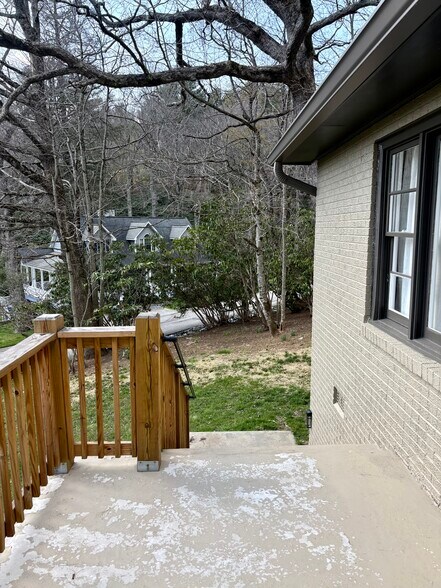 Building Photo - 136 Ski Crest Park