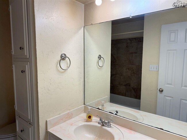 Building Photo - 4614 Trailwood Dr