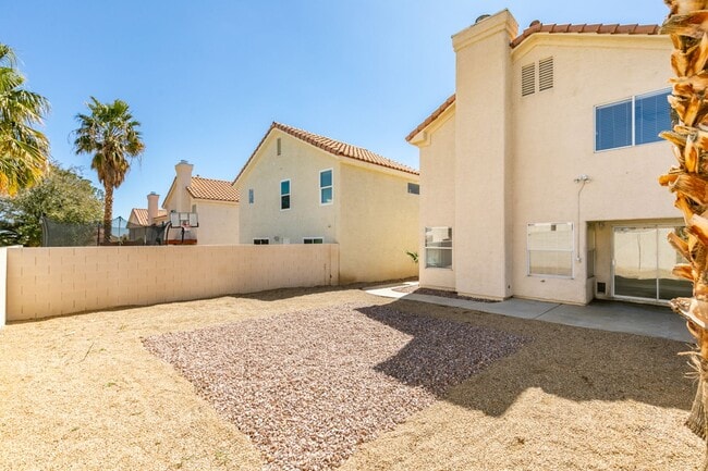 Building Photo - Charming 3 bedroom, 2.5 bathroom home near Summerlin