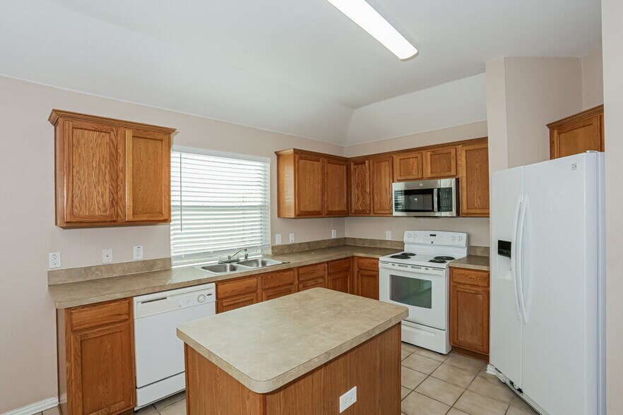 Building Photo - 317 Creekview Dr