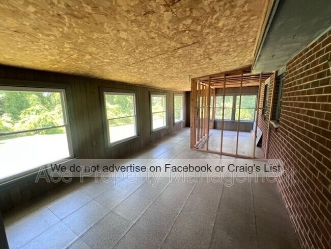 Building Photo - 255 Greenbriar Dr