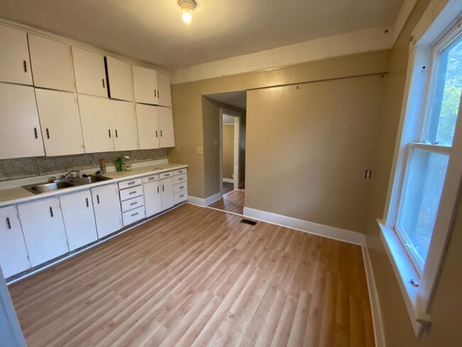 Building Photo - 2-Bed, 1-Bath Home