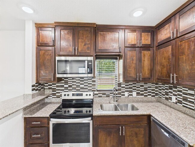 Building Photo - 21613 Erika Ct
