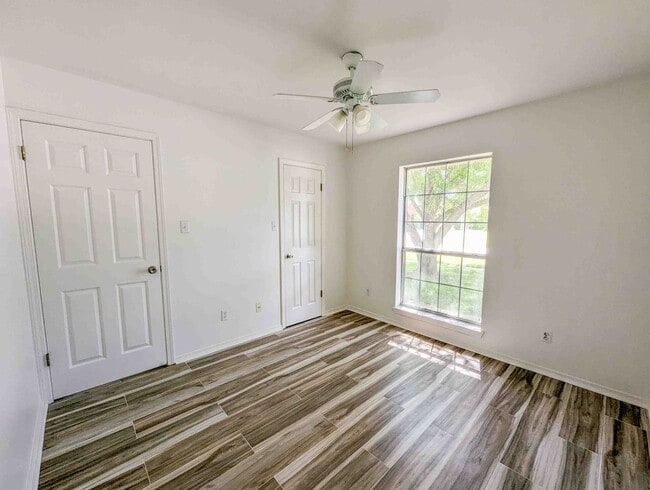 Building Photo - Move-in Ready 3 bed/ 2 bath home in South ...