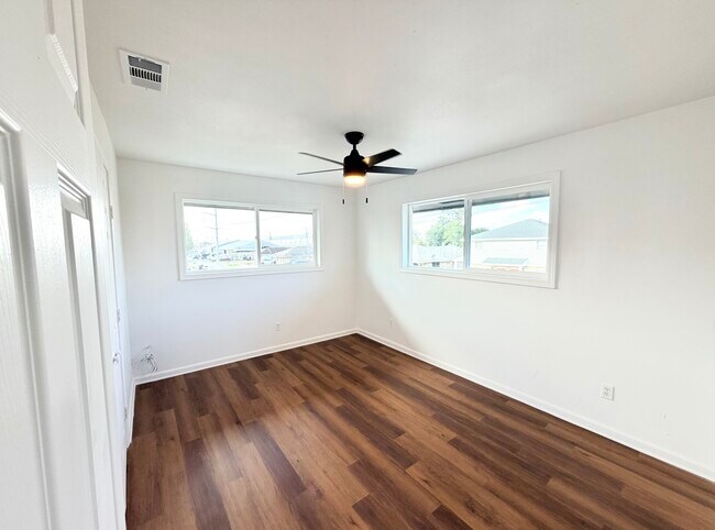 Building Photo - Laplace