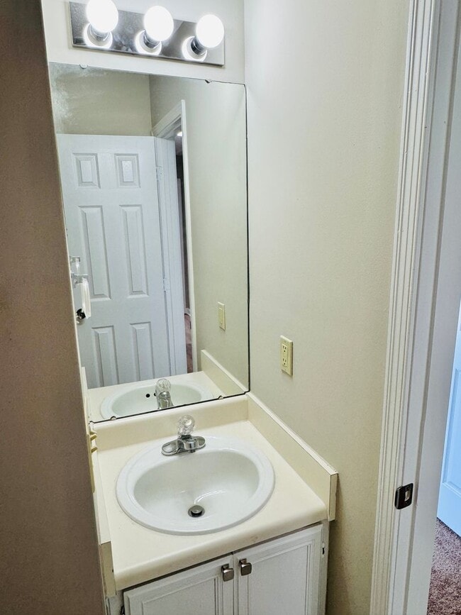 Building Photo - Charming 3-Bedroom Home on a Spacious Corn...